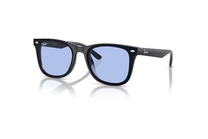 عینک آفتابی مربعی بزرگ ری بن فریم کائوچویی مشکی براق به همراه عدسی آبی روشن - عکس از زاویه سه رخ