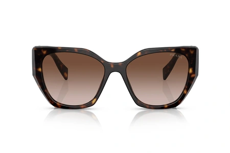 عینک آفتابی کائوچویی زنانه پرادا SPR19ZS با بدنه قهوه‌ای هاوانا و عدسی قهوه‌ای طیف‌دار - زاویه روبرو