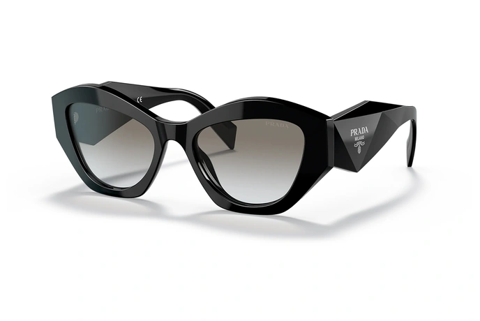 عینک آفتابی پرادا زنانه فریم کائوچویی گربه ای مشکی براق با حدقه های ضخیم زاویه دار و عدسی دودی روشن طیف دار - عکس از زاویه سه رخ