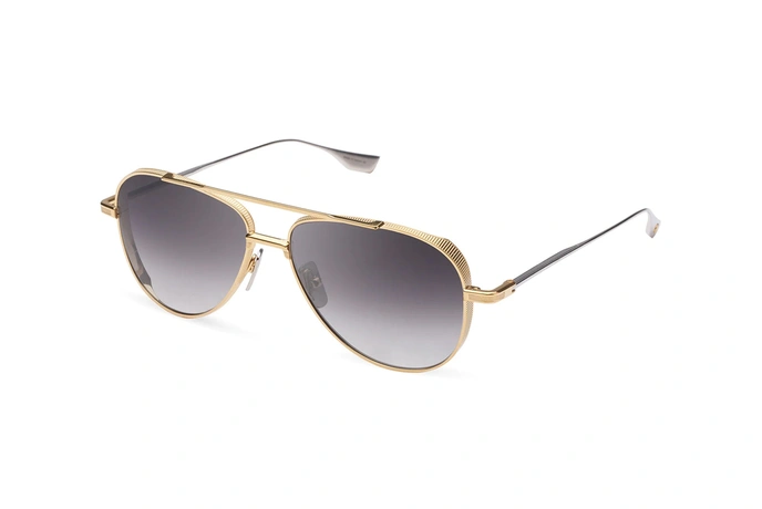 عینک آفتابی خلبانی تیتانیومی دیتا به رنگ طلایی با دسته های نقره‌ای و عدسی خاکستری طیف‌دار - زاویه سه‌رخ