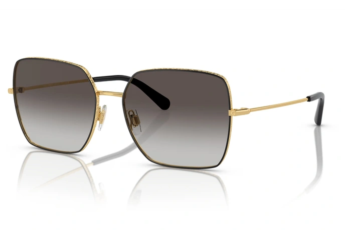 عینک آفتابی زنانه دولچه گابانا فریم پروانه ای فلزی به رنگ طلایی دورتادور حدقه حکاکی لوگوی دولچه به همراه عدسی دودی طیفدار - عکس از زاویه سه رخ