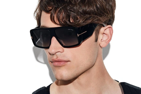 عینک آفتابی تام فورد قهوه ای هاوانا شیشه قهوه ای سایه روشن - دسته پهن - عکس با مدل آقا