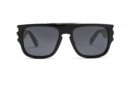 عینک آفتابی فیلیپ پلین فریم استات مربعی ضخیم به رنگ مشکی با لوگوی تقره ای PLEIN و عدسی دودی - عکس از زاویه روبرو