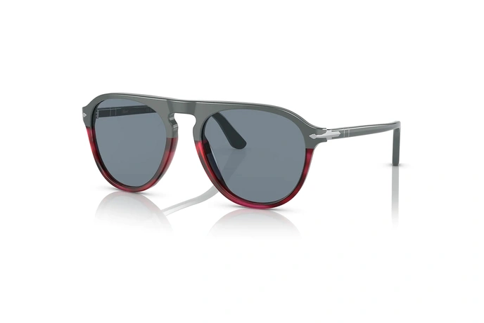 عینک آفتابی پرسول فریم استات مدل خلبانی دو رنگ طوسی- قرمز و عدسی آبی کمرنگ - عکس از زاویه سه رخ