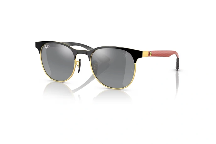 عینک آفتابی ری بن مدل فراری فریم فلزی بین گرد و مربع به رنگ طلایی-مشکی و دسته قرمز به همراه عدسی دودی آینه ای - عکس از زاویه سه رخ