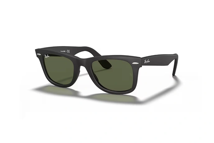 عینک آفتابی ری بن مدل ویفرر اورجینال کلاسیک فریم استات مشکی مات و عدسی سبز - عکس از زاویه سه رخ