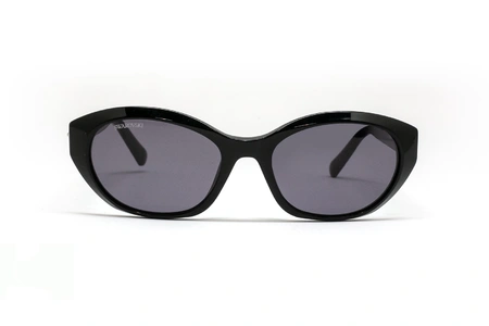 عینک آفتابی گربه‌ای کائوچویی سوواروسکی با بدنه مشکی و عدسی دودی - روبرو