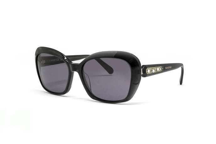 عینک آفتابی پروانه‌ای سوواروسکی با بدنه مشکی و عدسی دودی - سه‌رخ