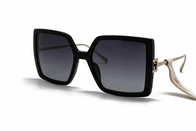 عینک آفتابی شوپارد بدنه کائوچویی مشکی دسته فلزی طلایی - زاویه سه رخ