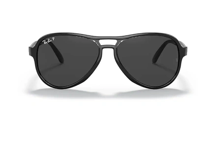 عینک آفتابی ری بن فریم کائوچویی خلبانی دو پل مشکی و عدسی مشکی پلاریزه - عکس از زاویه روبرو