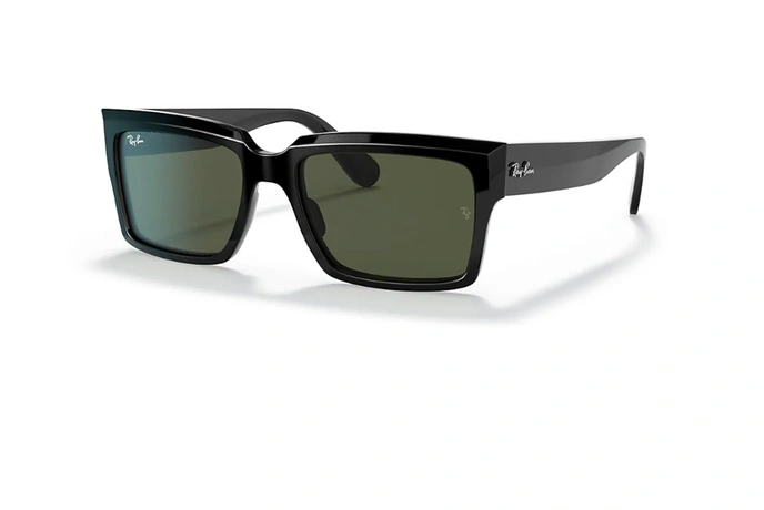 عینک آفتابی ری بن مدل اینورنس فریم کائوچویی مربی با طراحی خاص و عدسی سبز - عکس از زاویه سه رخ