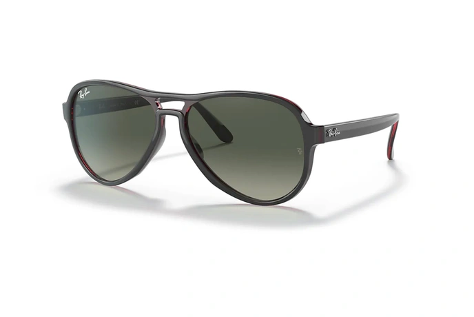 عینک  آفتابی ری بن مدل خلبانی فریم کائوچویی رنگ طوسی-شیشه ای داخل حدقه های لاین قرمز رنگ و عدسی خاکستری - عکس از زاویه سه رخ