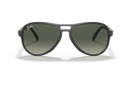 عینک  آفتابی ری بن مدل خلبانی فریم کائوچویی رنگ طوسی-شیشه ای داخل حدقه های لاین قرمز رنگ و عدسی خاکستری - عکس از زاویه روبرو