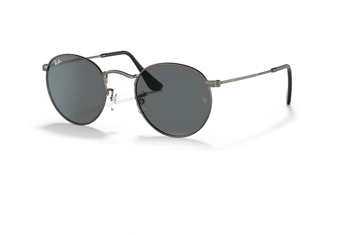 عینک آفتابی ری بن فریم فلزی گرد کرومی تبره و عدسی دودی تیره - عکس از زاویه سه رخ