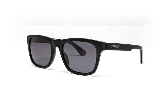 عینک آفتابی پلیس فریم کائوچویی مربعی مشکی رنگ و عدسی دودی - عکس از زاویه سه رخ