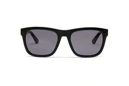 عینک آفتابی پلیس فریم کائوچویی مربعی مشکی رنگ و عدسی دودی - عکس از زاویه روبرو