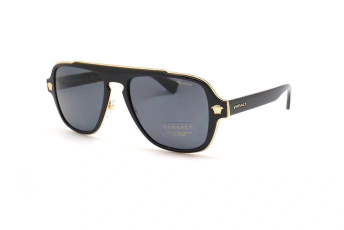 عینک آفتابی کائوچویی پلاریزه ورساچه فریم مدل شبه خلبانی رنگ مشکی،طلایی و عدسی دودی - عکس از زاویه سه رخ 