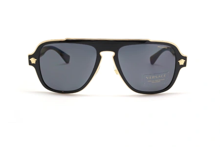 عینک آفتابی کائوچویی پلاریزه ورساچه فریم مدل شبه خلبانی رنگ مشکی،طلایی و عدسی دودی - عکس از زاویه روبرو