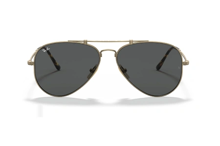 عینک آفتابی ری بن مدل خلبانی فریم تیتانیوم روکش طلای آنتیک عدسی دودی - عکس از زاویه روبرو