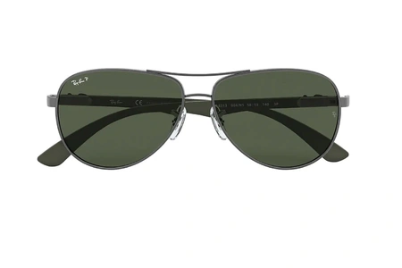 عینک آفتابی پلاریزه خلبانی ری بن فریم فلزی طوسی تیره و دسته های کربن و عدسی سبز - عکس از زاویه روبرو