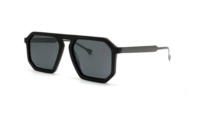 عینک آفتابی کائوچویی مشکی رنگ تی شارژ - عکاسی عینک وحدت - زاویه سه رخ