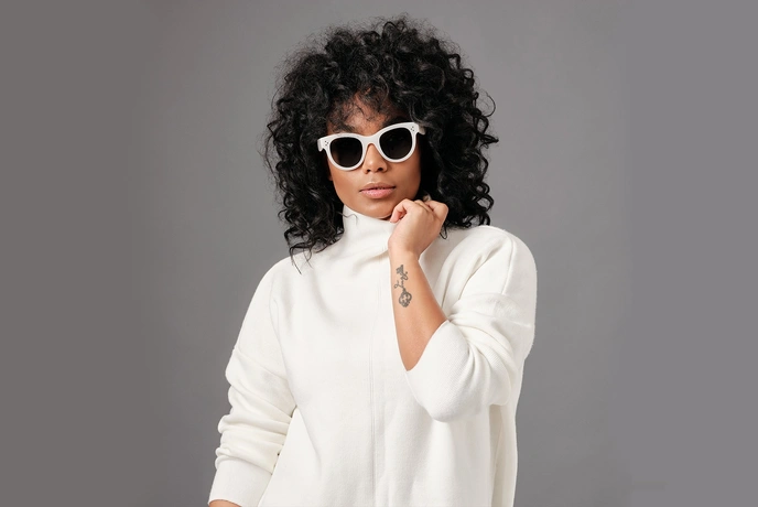 عینک آفتابی سفید سلین روی صورت مدل