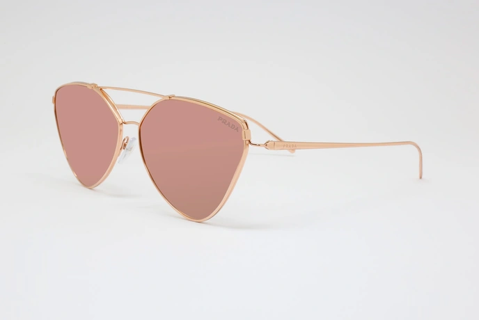 عینک آفتابی مثلثی بدنه نقره ای شیشه ها صورتی جیوه ای پرادا - عکاسی وحدت - زاویه سه رخ