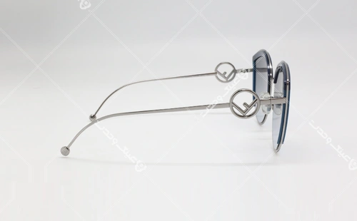 عینک آفتابی فندی طرح قطره آب - بدنه نقره ای - عدسی های دودی طیف دار - عکاسی وحدت - زاویه کنار