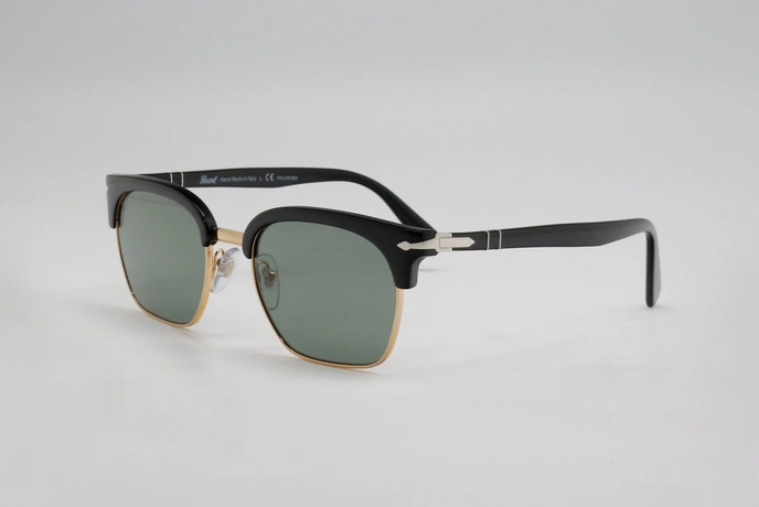 عینک آفتابی پرسول - سری تیلورینگ - سبک کلاب مستر - بدنه مشکی طلایی - شیشه سبز - عکاسی وحدت زاویه سه رخ