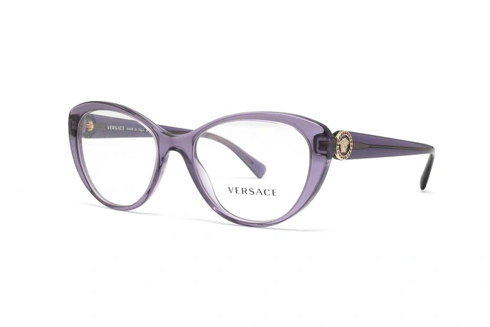 عینک طبی زنانه ورساچه فریم گربه ای بنفش روی دسته لوگو نگین کاری شده - عکس از زاویه سه رخ