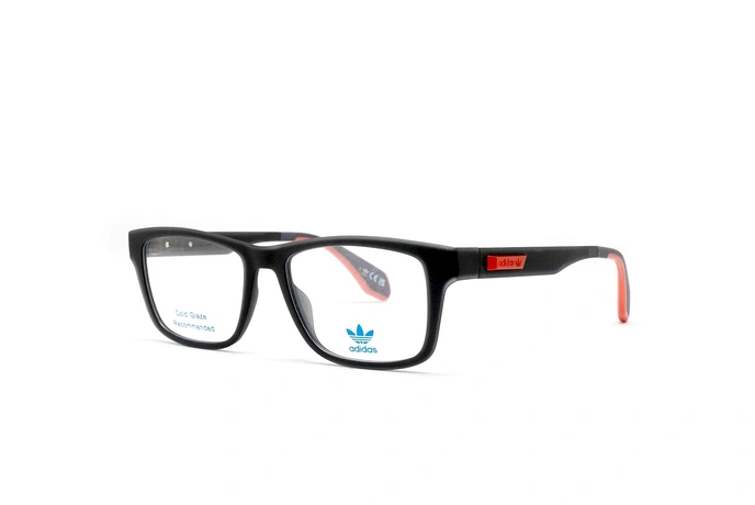 عینک طبی ورزشی آدیداس کائوچویی مستطیلی رنگ فریم مشکی - عکاسی وحدت- عکس از زاویه سه رخ