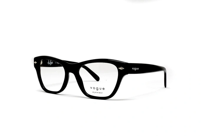 عینک طبی کائوچویی زنانه وگ فریم گربه ای رنگ مشکی - عکاسی وحدت - عکس از زاویه سه رخ 