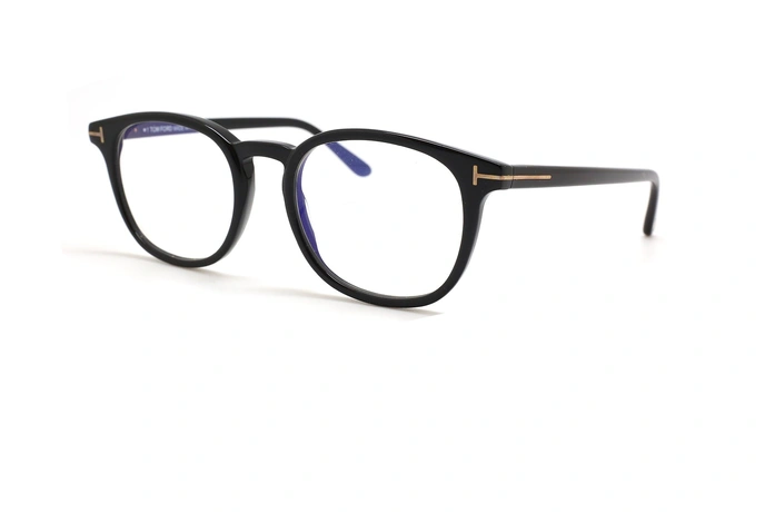 عینک طبی کائوچویی بیضی شکل تام فورد - رنگ مشکی - عکس از زاویه سه رخ