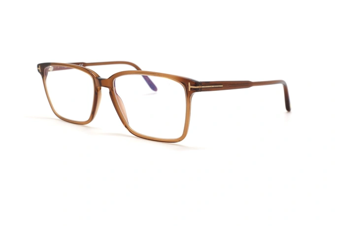عینک طبی کائوچویی رنگ قهوه ای تام فورد با عدسی بلوکنترل - عکس زاویه سه رخ