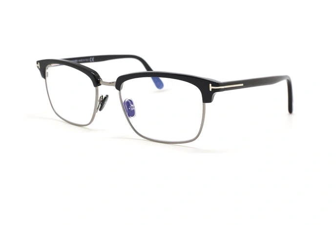عینک طبی کلاب مستر مشکی نقره ای تام فورد - عکس زاویه سه رخ 