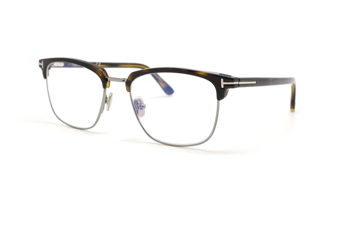 عینک طبی کلاب مستر تام فورد - رنگ قهوه ای هاوانا با رویه آفتابی عدسی قهوه ای - عکس زاویه سه رخ