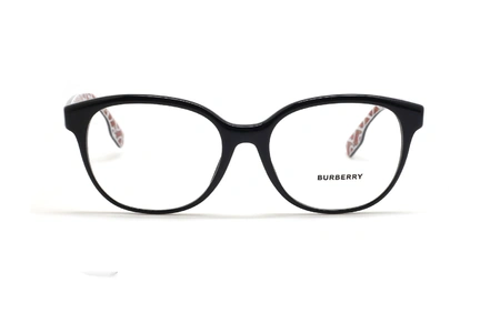 عینک طبی کائوچویی بربری فریم کائوچویی بیضی شکل رنگ مشکی با لوگوی طلایی بربری گوشه ی عینک - عکس از زاویه روبرو