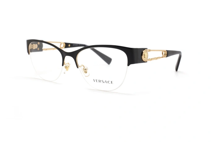 عینک طبی زنانه ورساچه فریم زیرگریف ابرویی مشکی دسته ها طلایی مشکی طرح سنجاق قفلی لوگو ورساچه - عکس از زاویه سه رخ