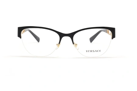 عینک طبی زنانه ورساچه فریم زیرگریف ابرویی مشکی دسته ها طلایی مشکی طرح سنجاق قفلی لوگو ورساچه - عکس از زاویه روبرو 