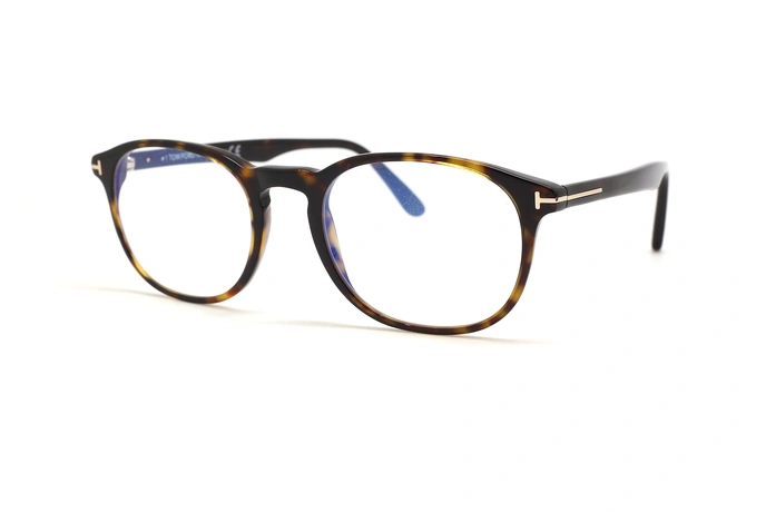 عینک طبی تام فورد فریم کائوچویی بیضی رنگ قهوه ای هاوانا - عکس از زاویه سه رخ