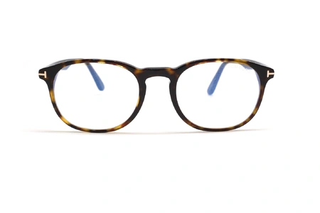 عینک طبی تام فورد فریم کائوچویی بیضی رنگ قهوه ای هاوانا - عکس از زاویه روبرو