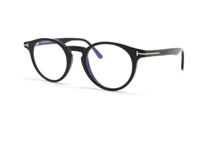 عینک طبی کائوچویی تام فورد فریم گرد رنگ مشکی عدسی بلوگنترل - عکس از زاویه سه رخ