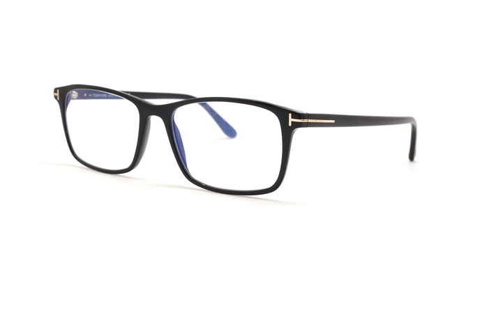 عینک طبی تام فورد فریم کائوچویی مستطیلی مشکی با نمادT رد محل اتصال دسته به حدقه - عکس از زاویه سه رخ