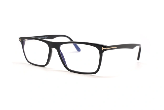 عینک طبی کائوچویی تام فورد فریم مستطیلی مشکی گوشه های خط T طلایی تام فورد - عکس از زاویه سه رخ