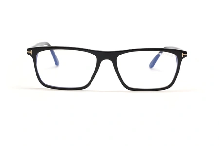 عینک طبی کائوچویی تام فورد فریم مستطیلی مشکی گوشه های خط T طلایی تام فورد - عکس از زاویه روبرو