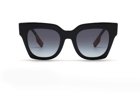 عینک آفتابی زنانه بربری فریم کائوچویی مشکی با دسته های طرح بربری و عدسی سورمه ای طیف دار - عکس از زاویه روبرو