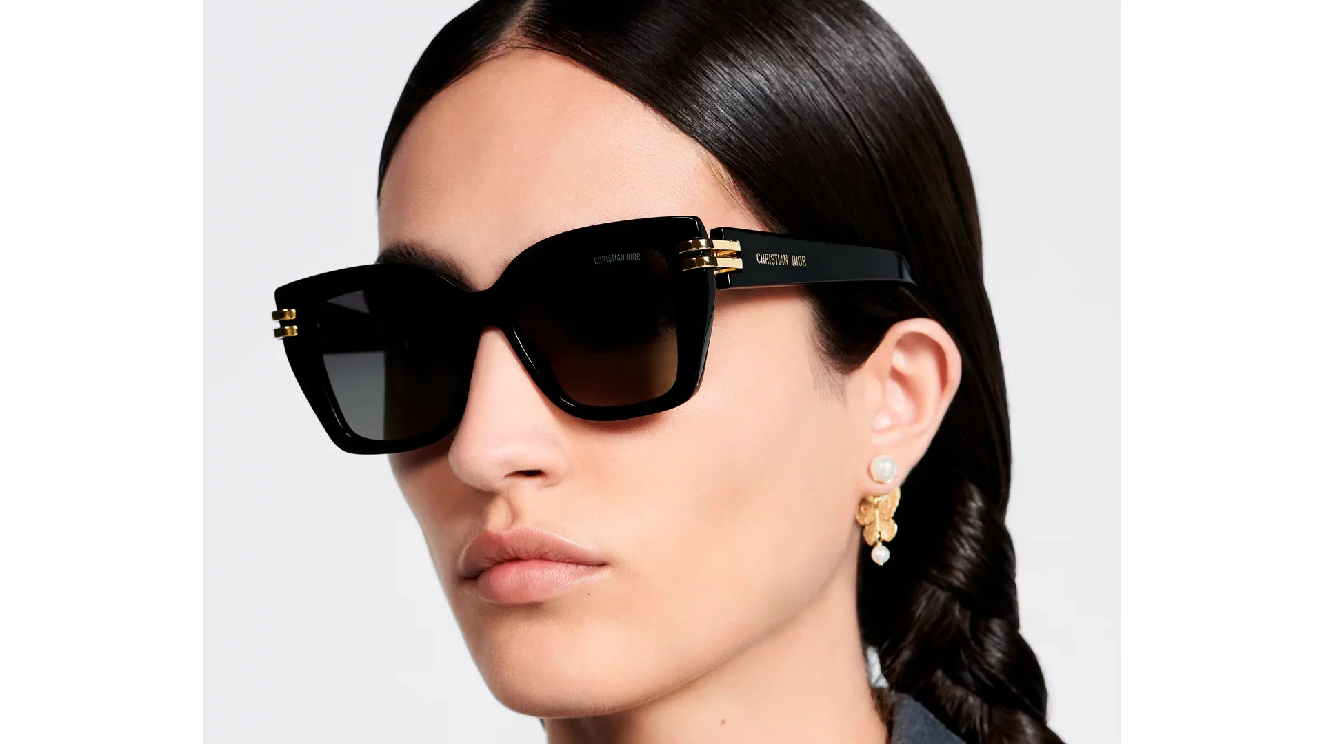 عینک آفتابی زنانه دیور مدل CDior S1I با بدنه مشکی و عدسی طوسی طیف‌دار - عکس مدل
