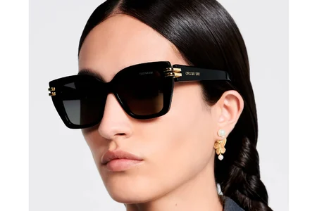 عینک آفتابی زنانه دیور مدل CDior S1I با بدنه مشکی و عدسی طوسی طیف‌دار - عکس مدل