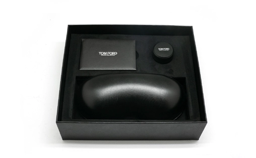 عینک آفتابی تام فورد کلکسیون خصوصی بدنه از جنس شاخ - بسته بندی و اقلام