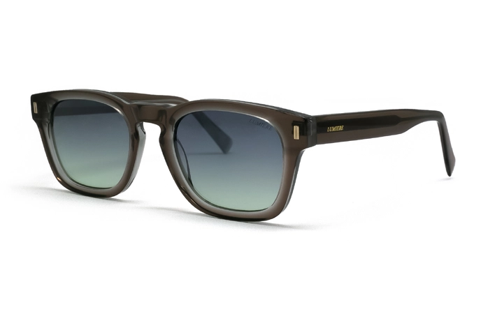 عینک آفتابی لومیر-فریم کائوچویی مربعی رنگ طوسی شفاف به همراه عدسی سبزآبی طیف دار-عکس از زاویه سه رخ